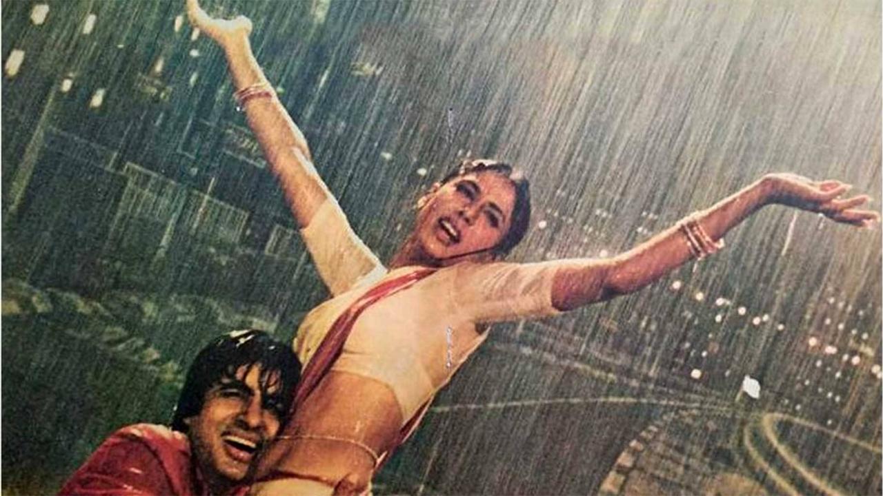 Sung by Kishore Kumar and Asha Bhosle the song 'Aaj Rapat Jaye Toh' shows the electrifying chemistry between Amitabh Bachchan and Smita Patil