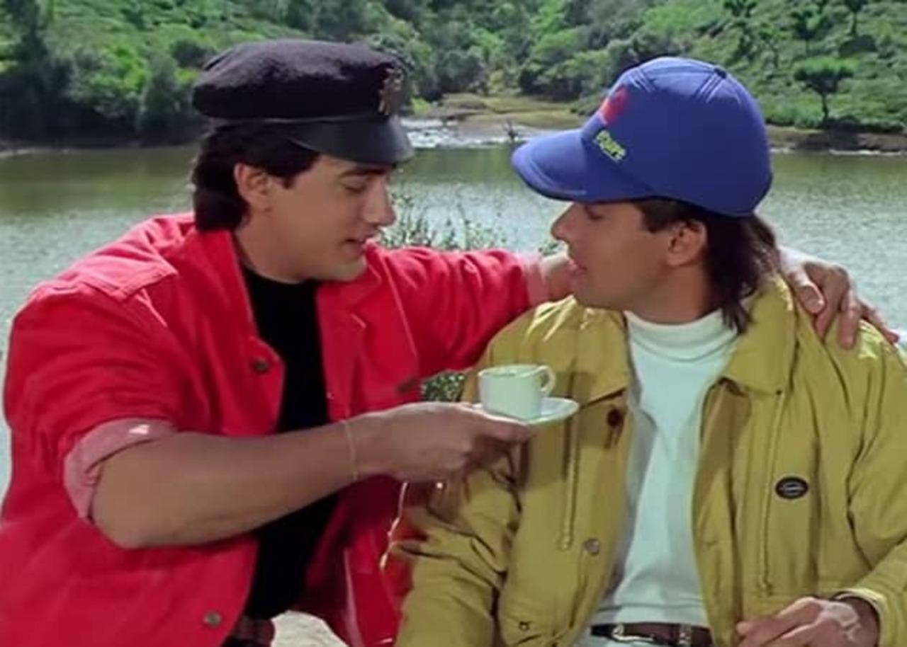 Andaz Apna Apna (1994)
Who can ever forget the jodi of Amar-Prem played by Aamir Khan and Salman Khan respectively. The two who start of with a similar goal of marrying rich to fulfil their dreams become friends on their journey