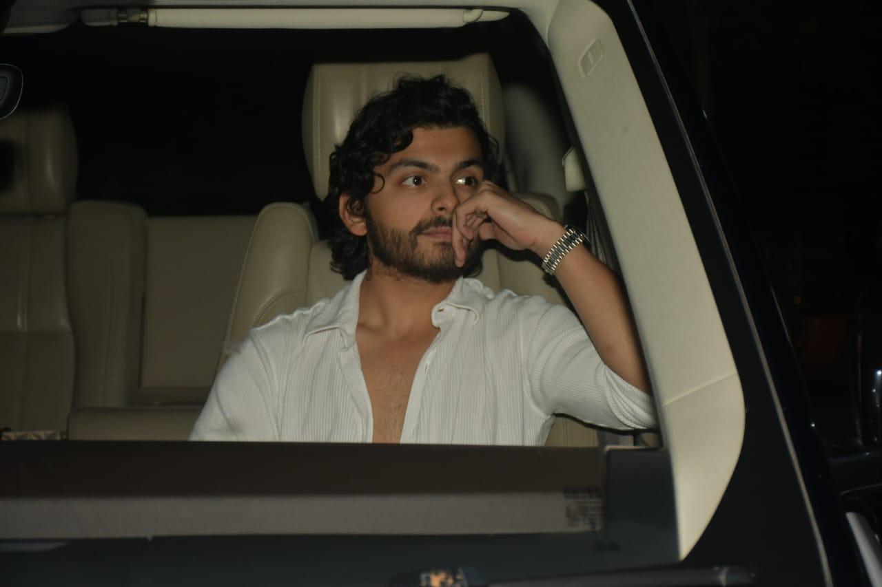 Not just her but Janhvi's rumoured boyfriend Shikhar Pahariya was also spotted arriving at Arjun's house