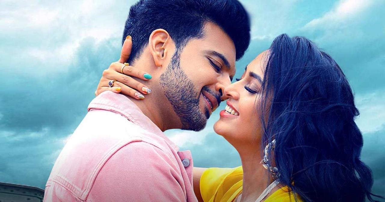 The song 'Baarish Aayi Hai' features actress Tejasswi Prakash along with actor Karan Kundrra. Kunaal Verma penned the lyrics for this song