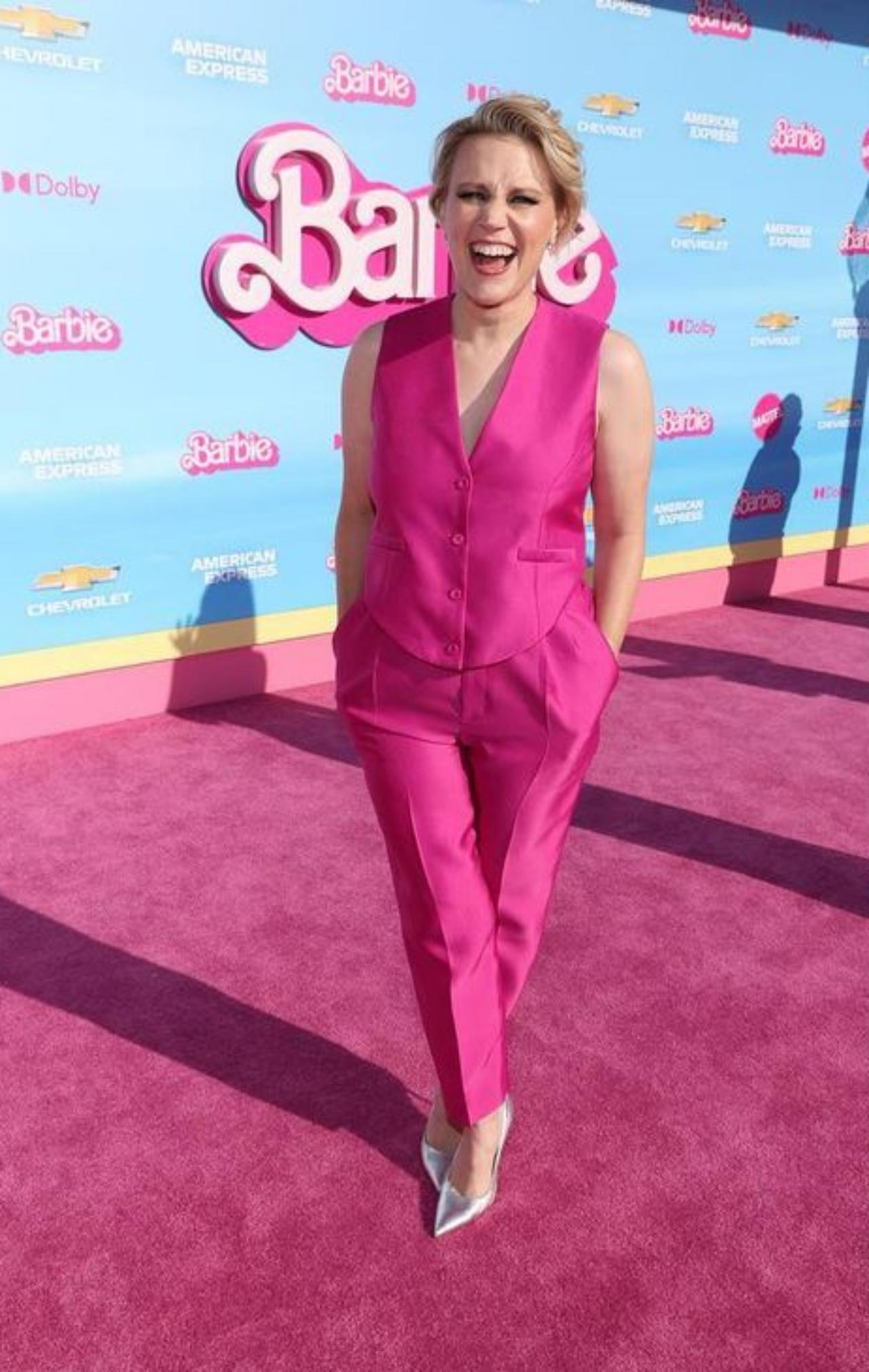Kate McNinnon looks beautiful in her silky fuschia pantsuit