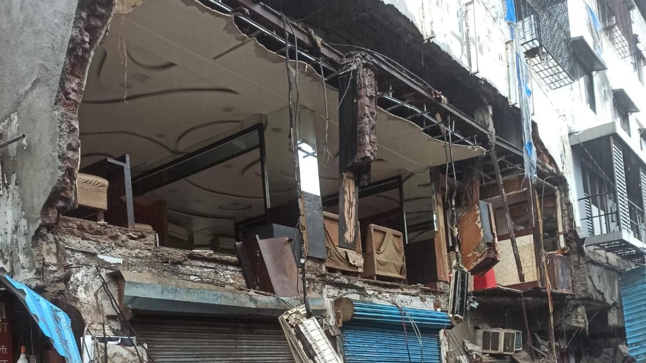 Mumbai: One dead, four Injured after portion of building collapses in Bhayander