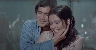 Favourite rain song on your playlist?
Barkha se bacha loon tujhe seene se laga loon