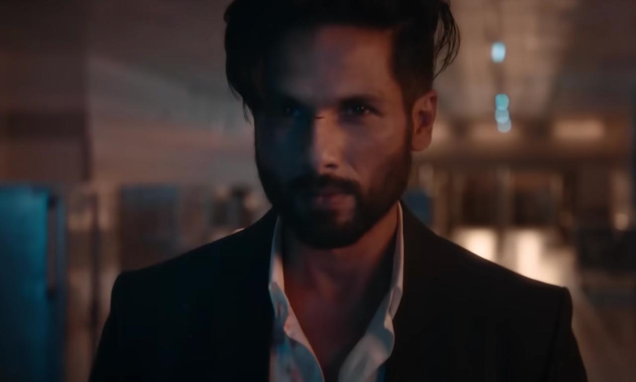 After the devastating second wave of Covid, Delhi's Connaught Place becomes the backdrop for a riveting story in the film Bloody Daddy. A car collision results in the theft of a valuable bag filled with cocaine. Shahid Kapoor portrays Sumair, one of the thieves This gripping narrative unfolds with suspense and intense drama.