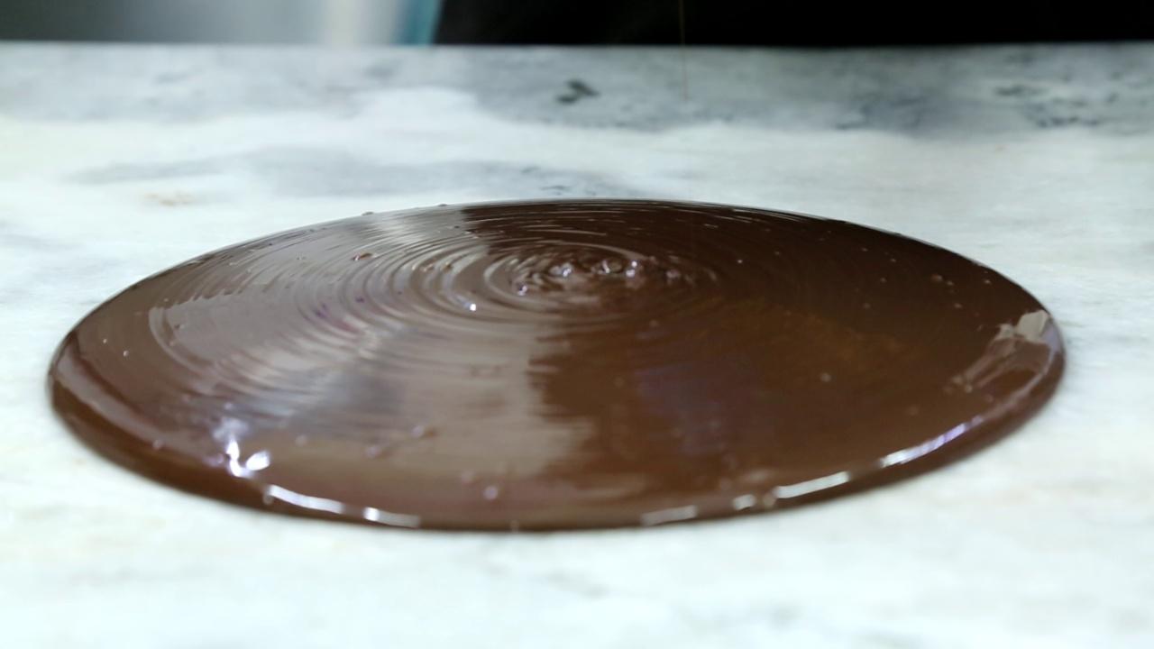 Once this process is over, the end result is a velvelty pool of luxurious chocolate spread