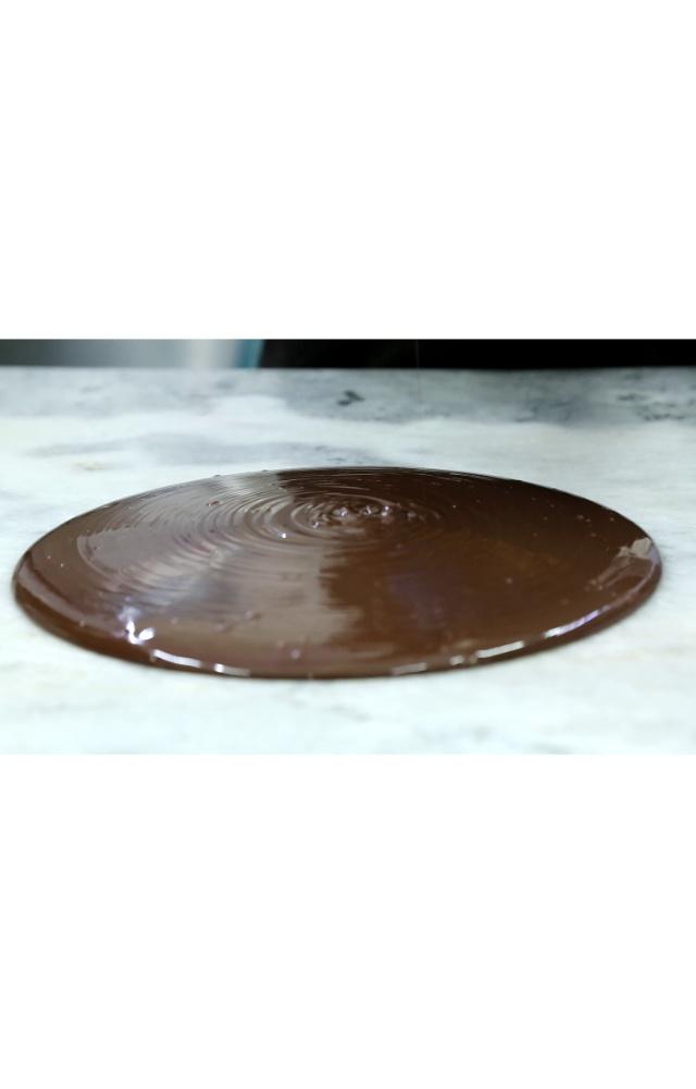 Once this process is over, the end result is a velvelty pool of luxurious chocolate spread
