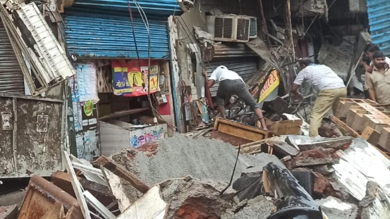 The body of an unknown person was found when the authorities concerned and the fire brigade officials from Mira Bhayandar Municipal Corporation (MBMC) were removing the debris