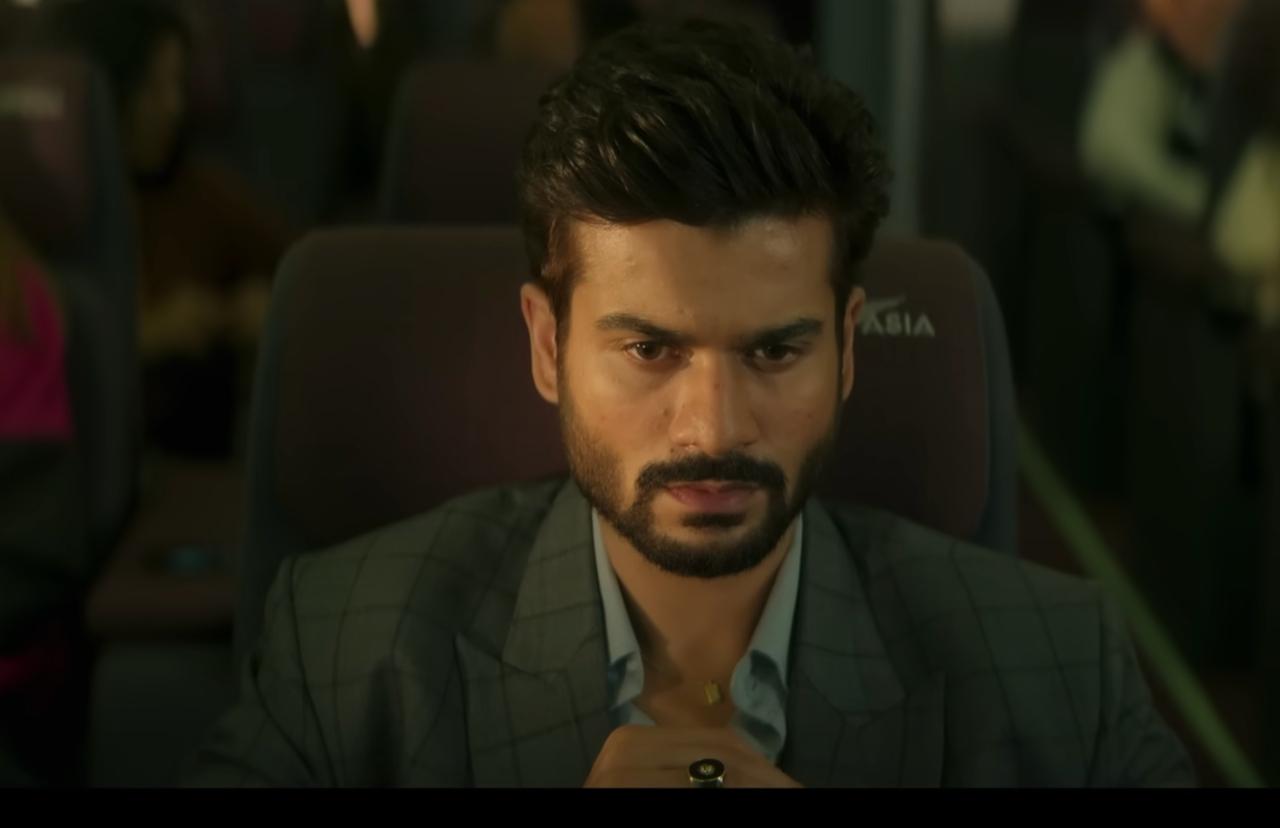 Chor Nikal Ke Bhaaga is a romantic thriller about an air hostess and her boyfriend's plans to steal diamonds. The movie is now streaming on Netflix and makes for a good weekend watch with friends!
