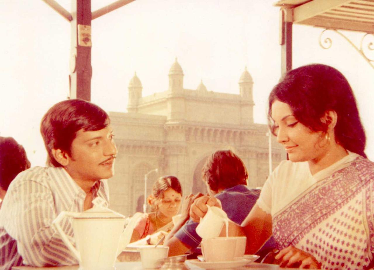 Basu Chatterjee's film sets its narrative against iconic Mumbai landmarks, including the legendary Samovar cafe, Jehangir Art Gallery, and the venerable Eros Cinema. It presents an enchanting depiction of the city seldom portrayed in cinema - one that isn't steeped in tragedy or glamour, but rather brimming with ordinary individuals who are the protagonists of their own mundane but significant stories
