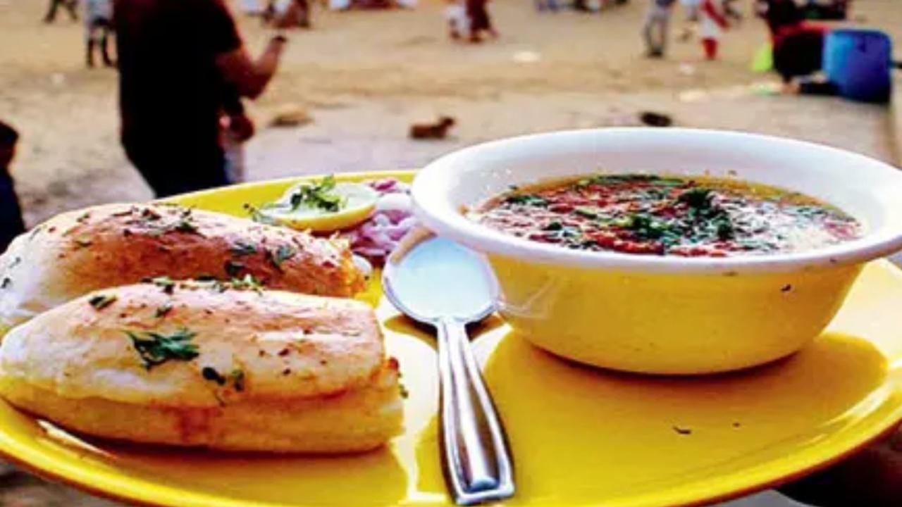 While shopping, don't miss out on the street food delicacies that Colaba Causeway has to offer. From local snacks like pav bhaji and pani puri to international cuisines, you'll find a range of food options to satisfy your taste buds