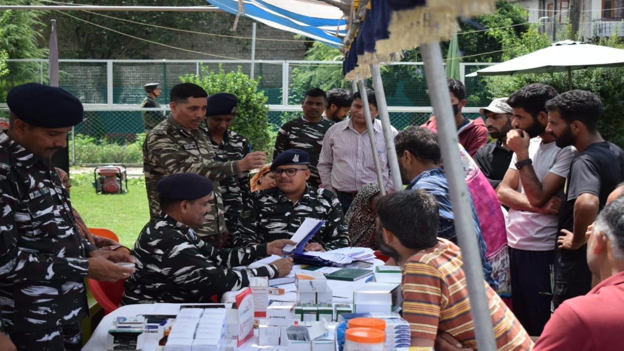 117 Battalion Central Reserve Police Force (CRPF) of Srinagar Sector organized a medical camp at the campus of Muslim Public High School in Kursoo, Rajbagh, Srinagar. Photos/CRPF