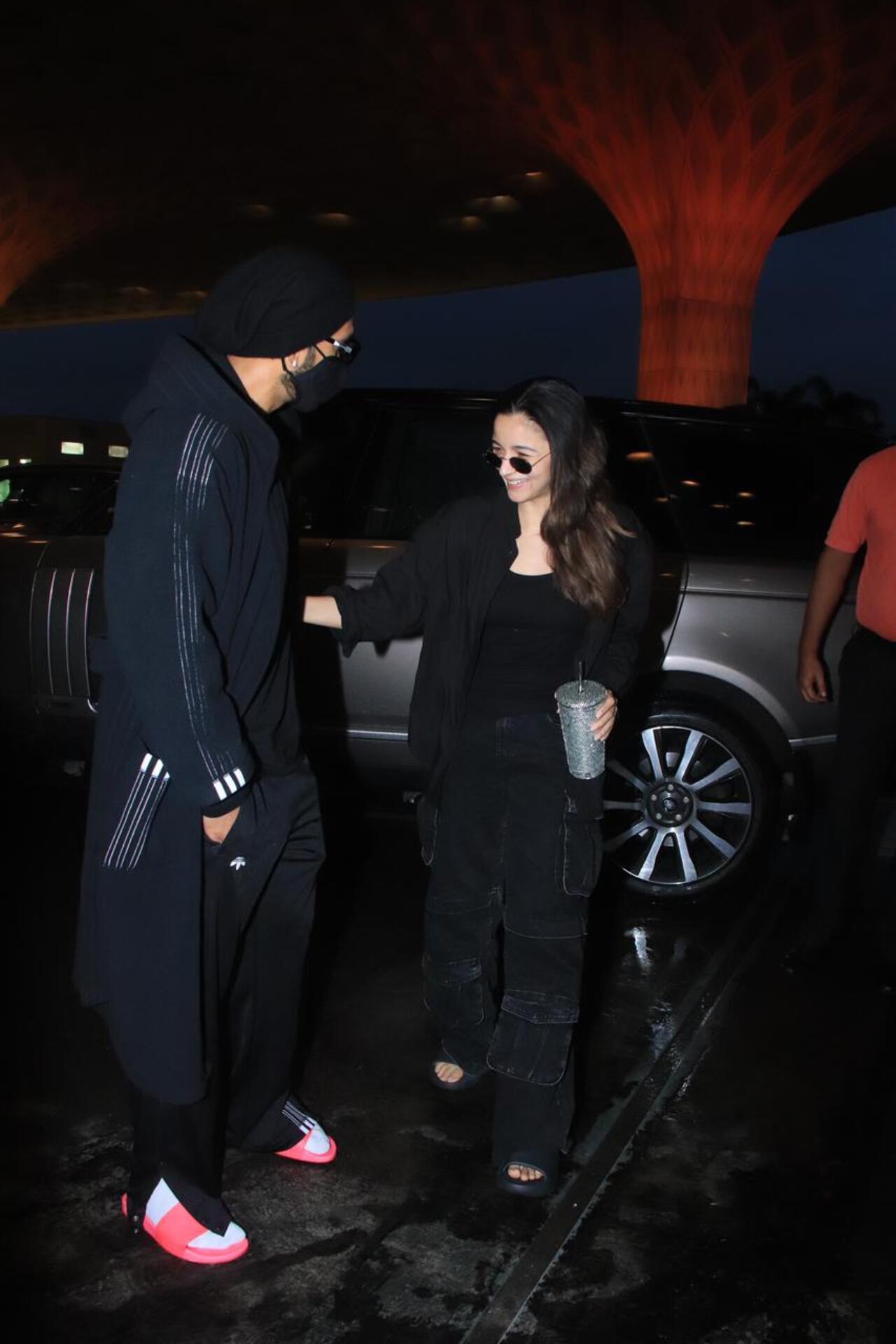 Ranveer and Alia were seen twinning in an all-black outfit. Looking at their expressions, it did not seem like they had planned to twin