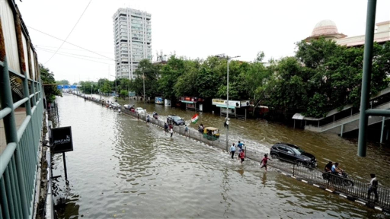 Commuters were seen pushing their vehicles through waters on the ITO road while a massive traffic snarl was witnessed at NH-24 near Sarai Kale Khan T-Junction in Delhi. Also, the flood siuation in Delhi's Yamuna Bazar remained grim.