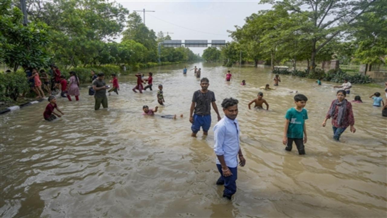 People were seen struggling amid the water logging in the Shanti Van area. Reacting to the severe waterlogging situation, BJP MP from East Delhi, Gautam Gambhir slammed the AAP government for not doing anything for the city's infrustructure which according to him is the reason behind the present situation.