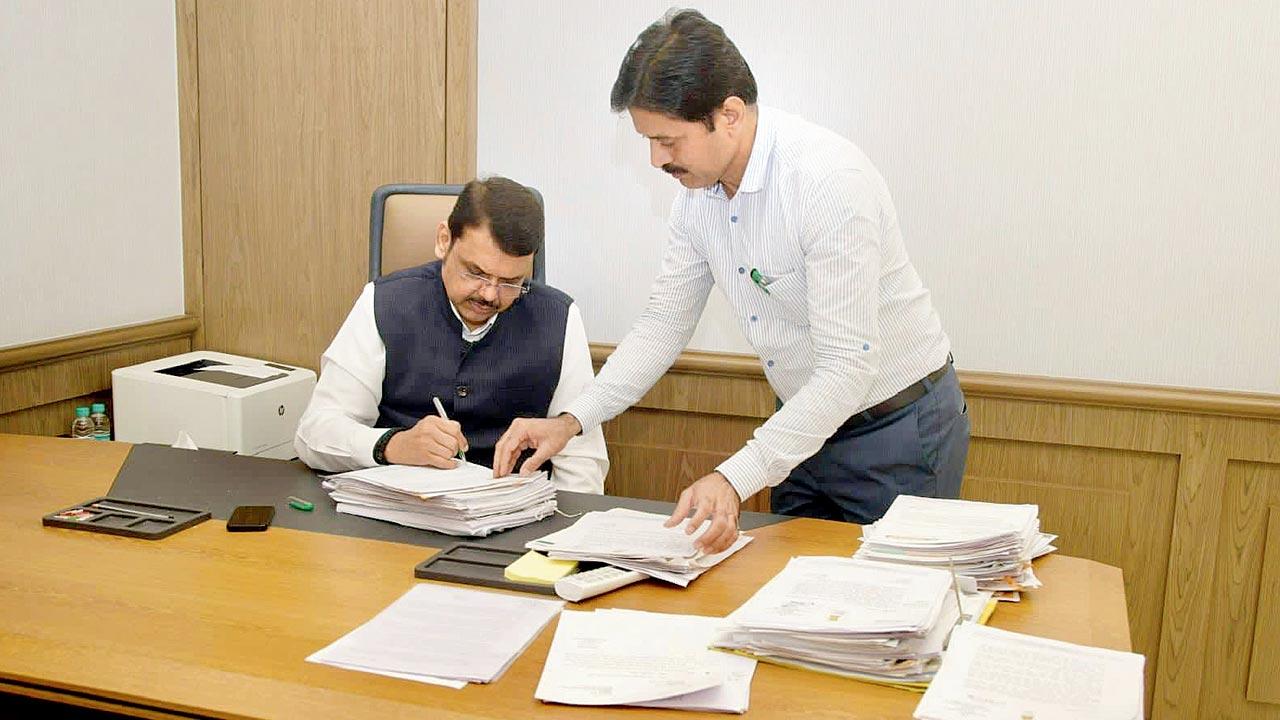 Dy CM Devendra Fadnavis tweeted this picture saying ‘desk cleared’ which probably means he has cleared all pending files of departments that have been given to others, including Ajit Pawar
