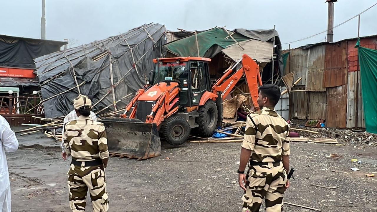 A large number of police personnel from the Mira-Bhayandar Vasai Virar police, NHAI, and civic officials are actively working to make the six-lane NH-48 free from encroachments