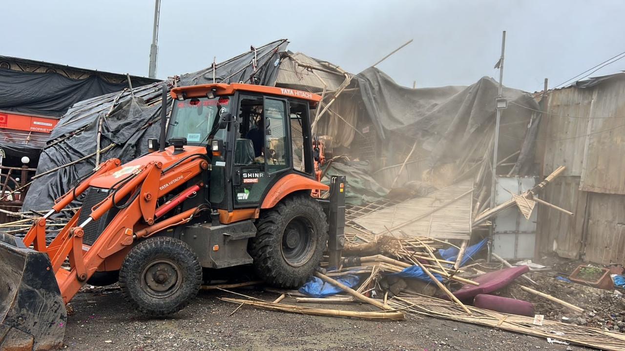 There are about 300 encroachments, including dhabas, resorts, car wash centers, salons, spas, etc., along both sides of the Mumbai-Ahmedabad highway, which connects the states of Maharashtra and Gujarat, sources said