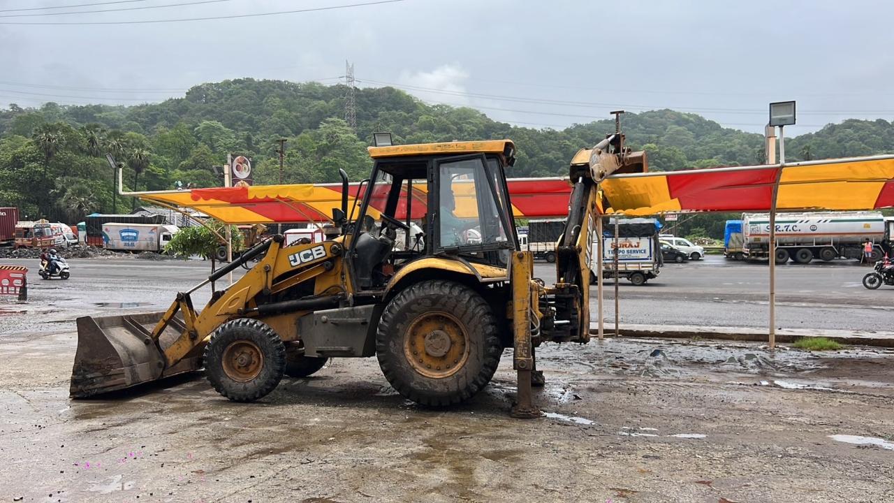 Due to the flooding, road users had to cautiously drive their vehicles at a slow speed, causing heavy traffic congestion of up to 12 kilometers, sources said