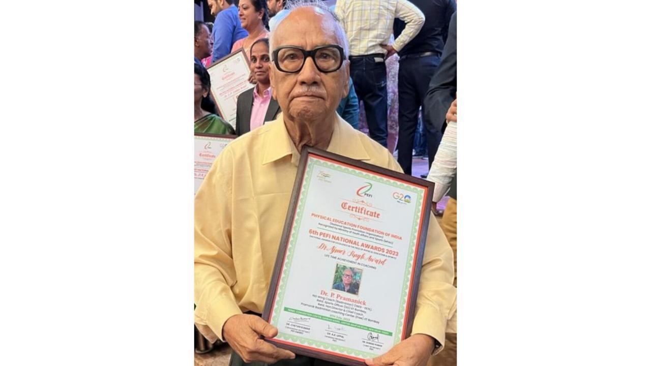 Uday Pawar hails coach Dr P Pramanick on receiving PEFI lifetime achievement award