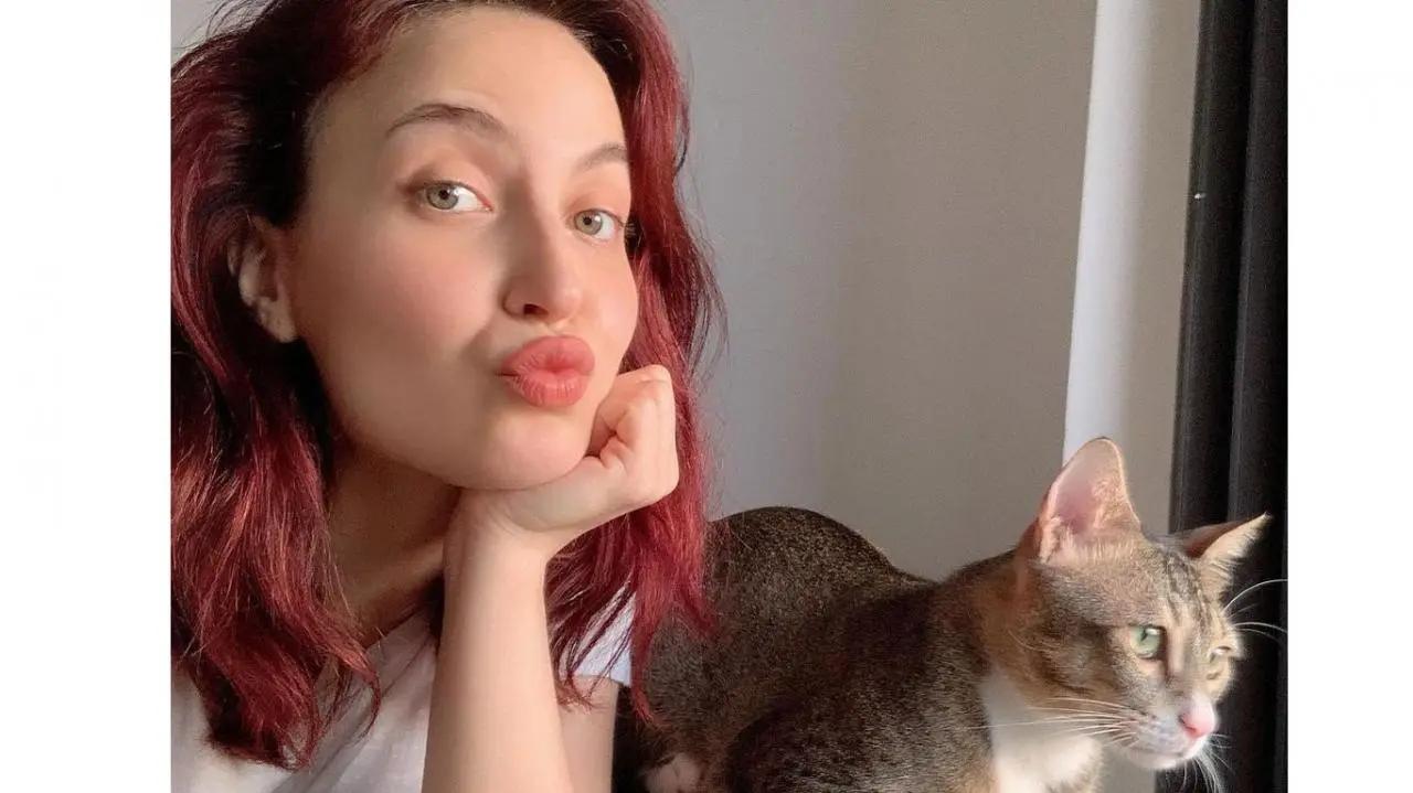 Elli AvrRam is proud mother to her cat Charles, whom she adopted from the sets of 'Malang.' In an interview on mid-day.com's 'Celebrity Pet Parents' she said, 
