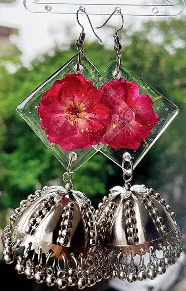 Botanical jewellery artist Ashima Pradhan uses real flowers such as daisies and more to make translucent resin moulds for pieces on colorsbling_by_ashima