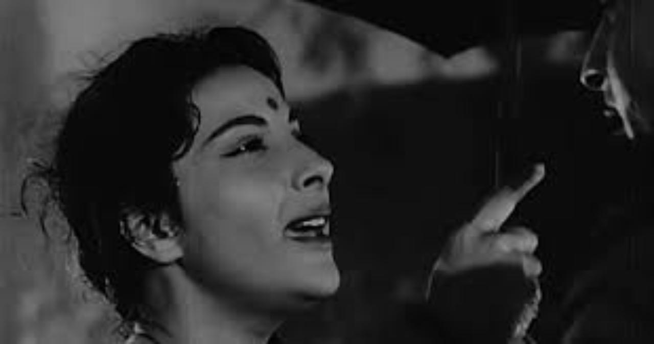 The song ‘ Pyaar Hua Ikrar Hua’ was sung by Lata Mangeshkar and Manna Dey