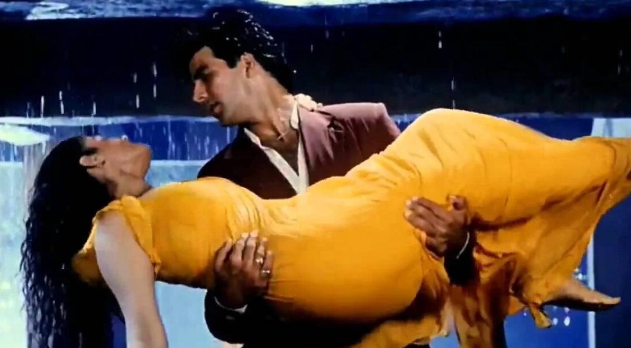 ‘Tip Tip Barsa Pani’ is one of the most popular songs of its time. The chemistry that Raveena Tandon and Akshay Kumar shared in the song was loved by everybody