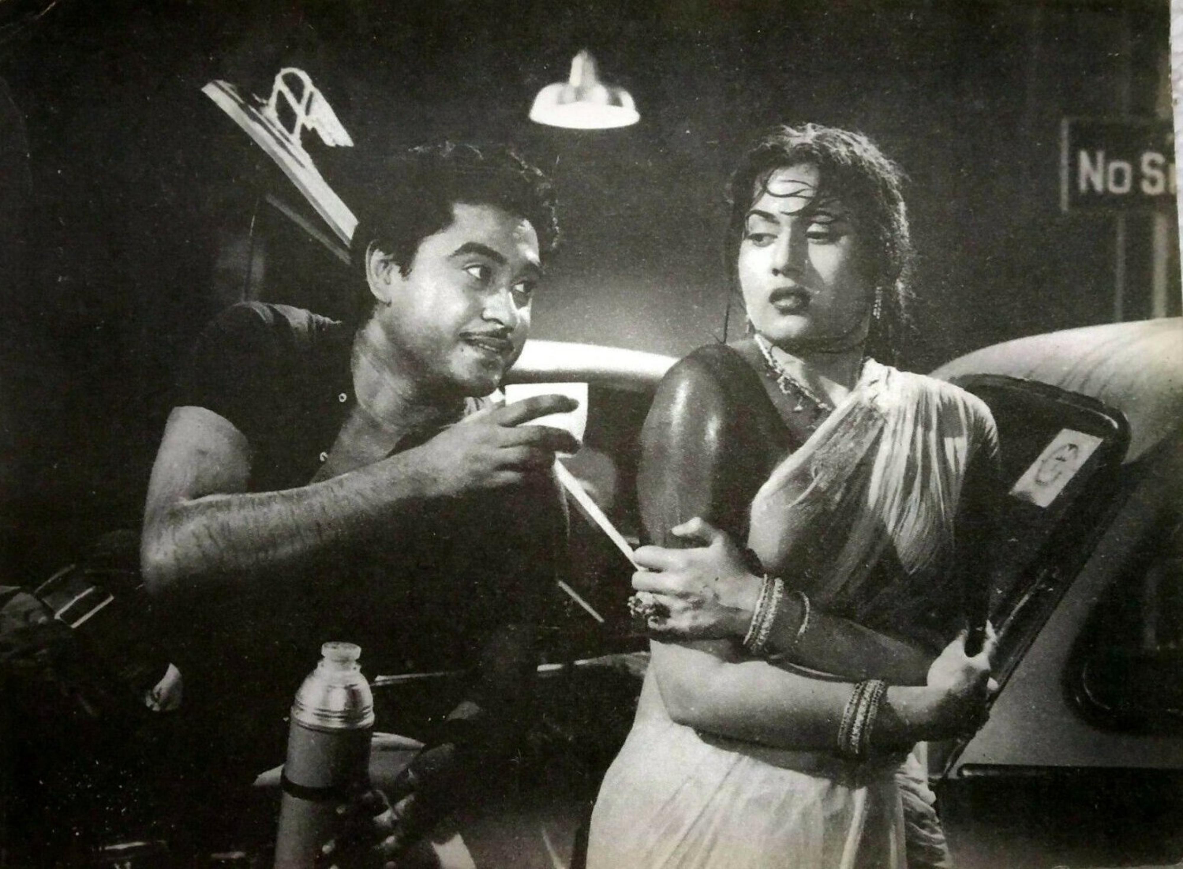 The song ‘Ek Ladki Bheegi Bhaagi Si’ was sung by Kishore Kumar. It has been everyone’s favourite since its release