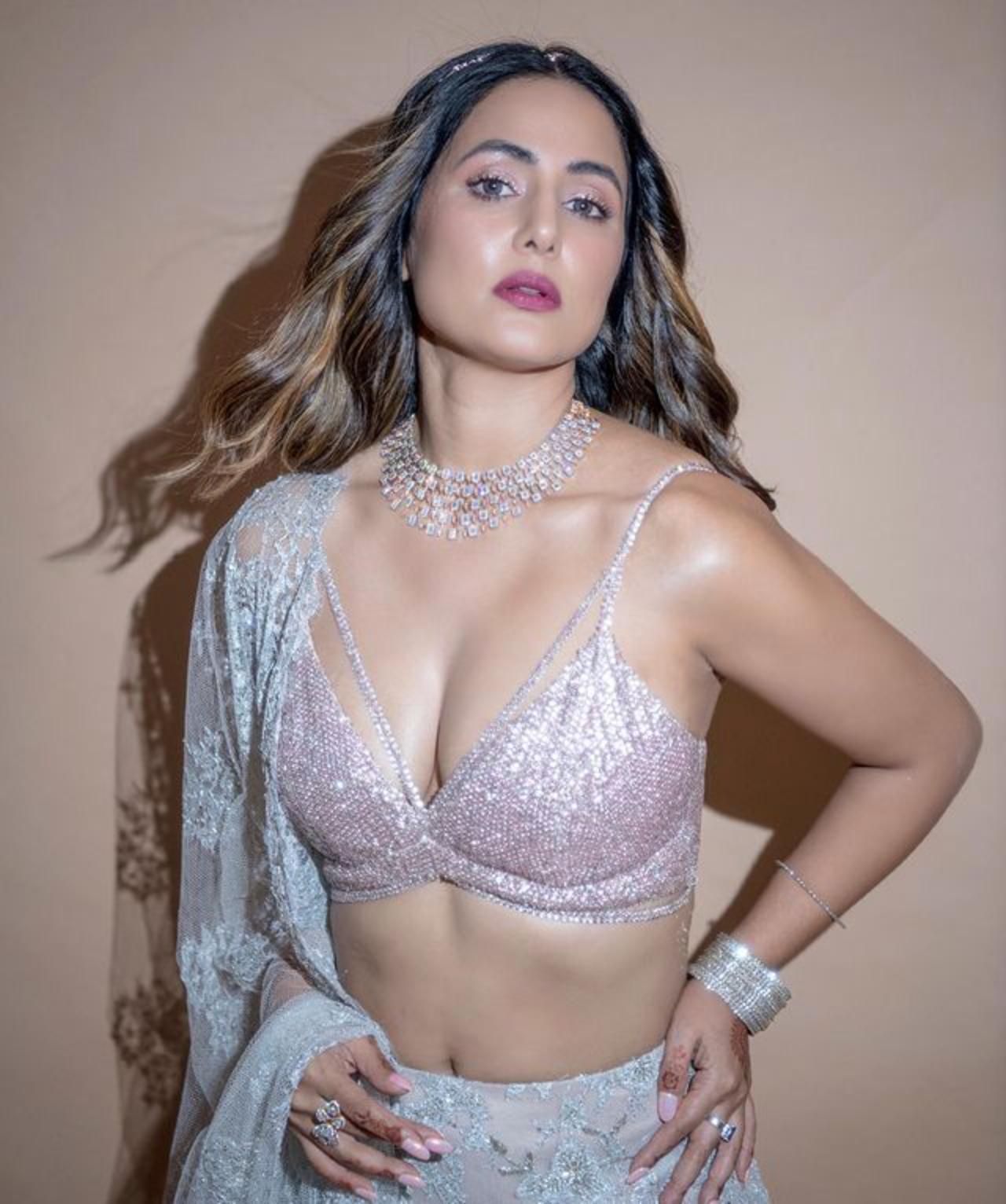 With bold make-up and soft curls, Hina Khan slays this hot look