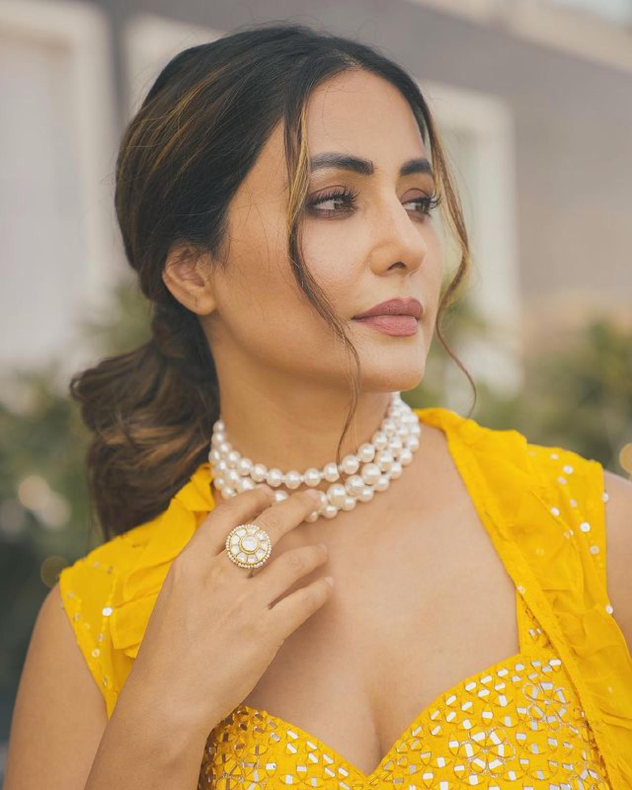 For this look, Hina chose to go for nude make-up and minimal jewellery