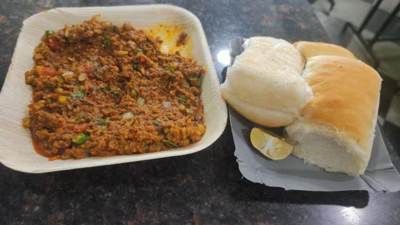 Kheema paoThe place literally thrives on this dish that comes packed with authentic Iranian flavours, fresh buns straight from the oven and some kaanda