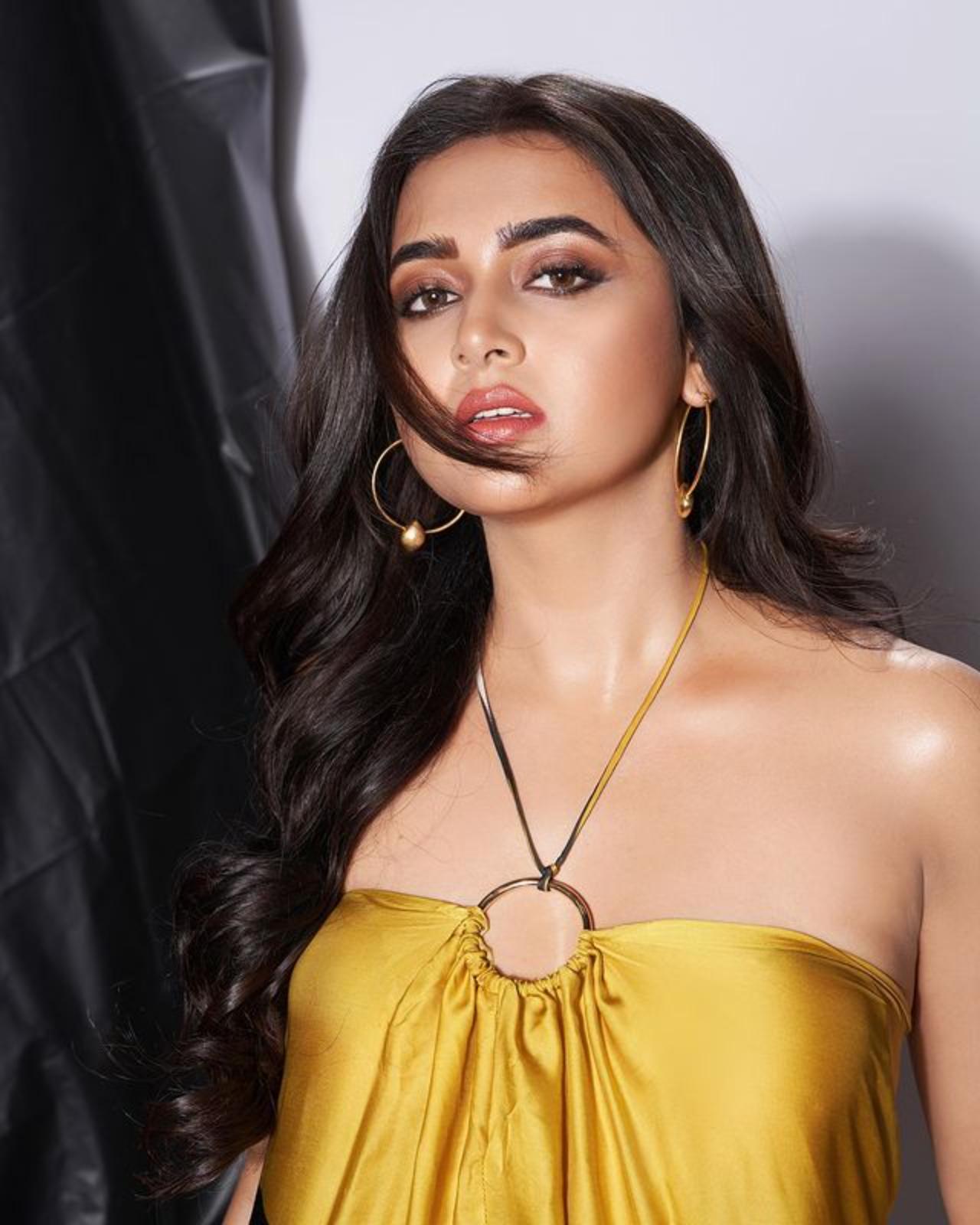 She completed her look with pink lipstick and nude eye makeup