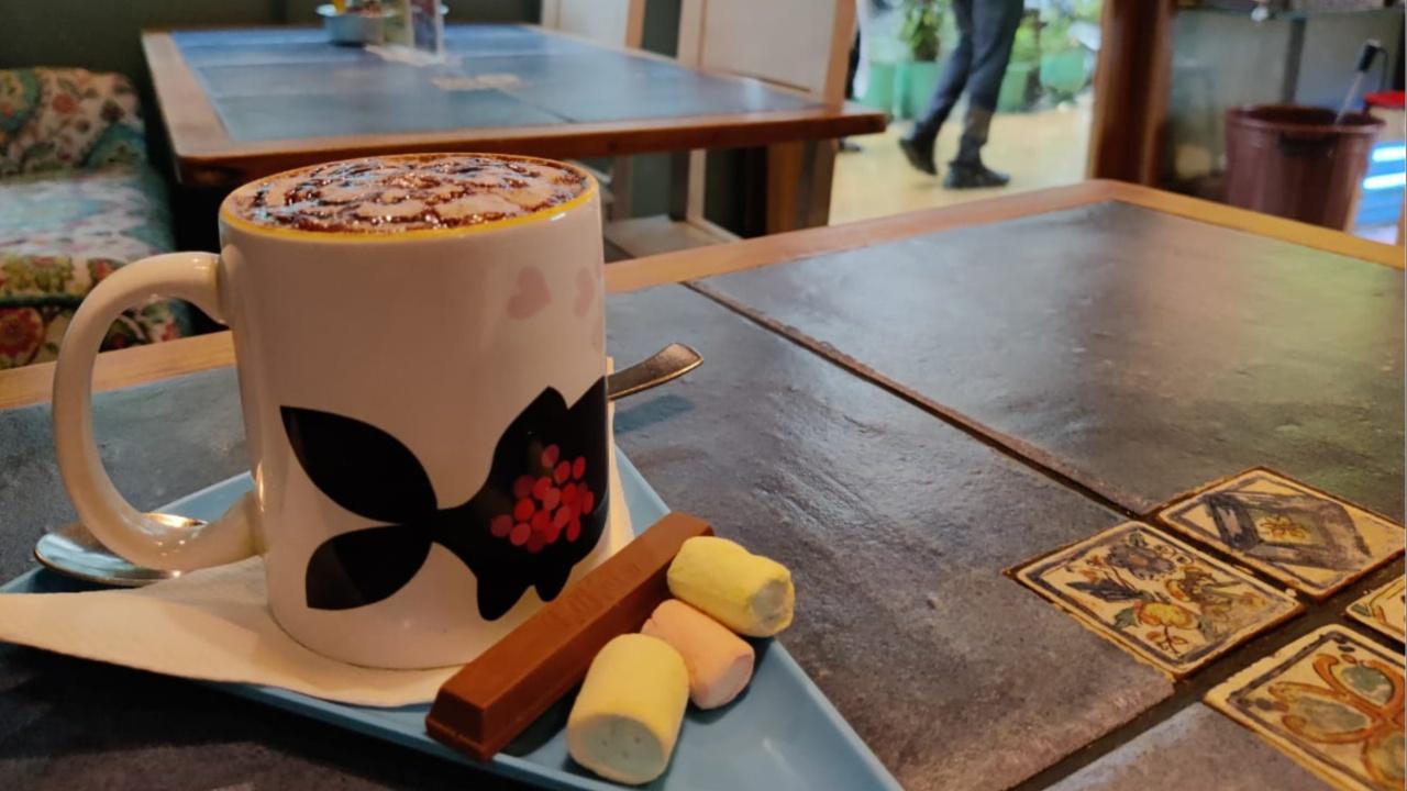 Home Chef A beloved cafe of every Dadarkar, Home chef is a second home, an abode whose aesthetic and quirky interiors attract every passerby to try it out. Here the writer orders for herself Cadbury hot chocolate with marshmallows and a KitKat bar on the side. Here is a warning, this one is only for those who have a sweet tooth and love Cadbury. If you are someone who does not like their drinks too sweet, this might not be the best option but it is surely worth a try. I for one absolutely loved each sip of the delectable drink. 