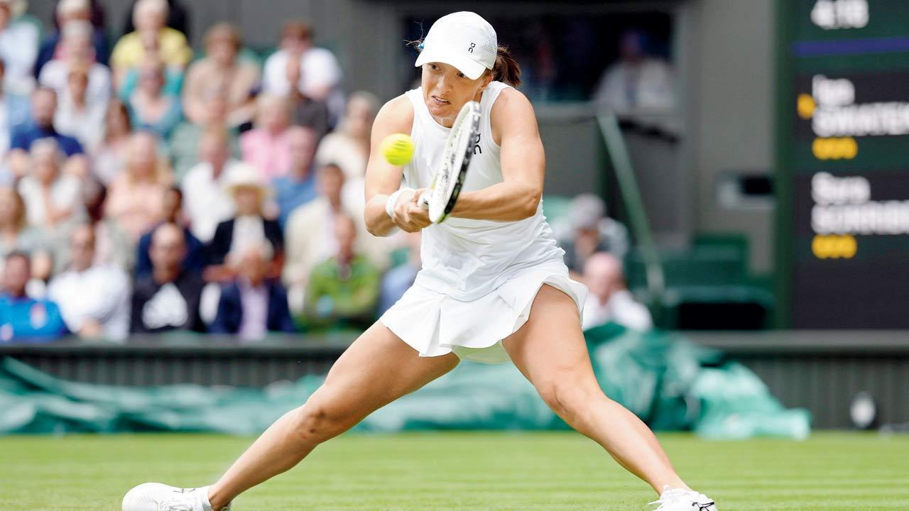 Iga Swiatek sails into Wimbledon third round