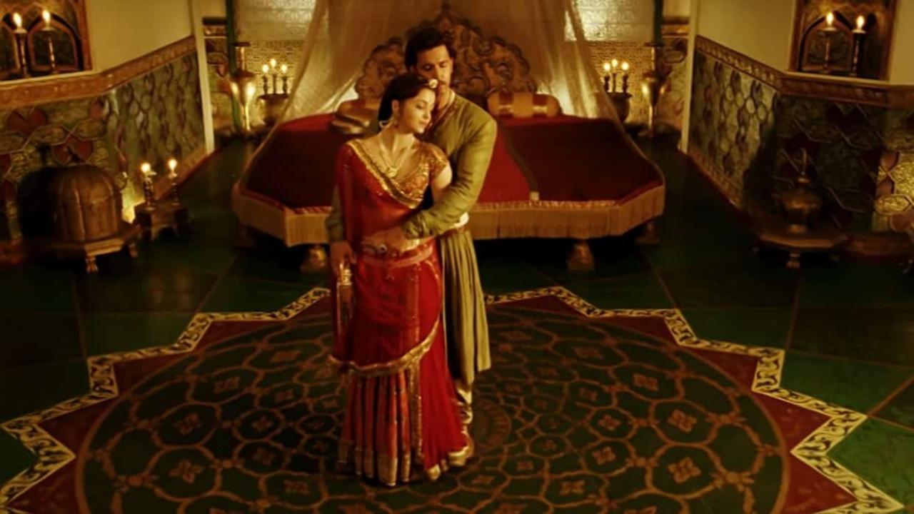'In Lamhon Ke Daaman Mein' is a beautiful and romantic song from the historical Bollywood movie 'Jodhaa Akbar,' released in 2008. The song is sung by Sonu Nigam and Madhushree