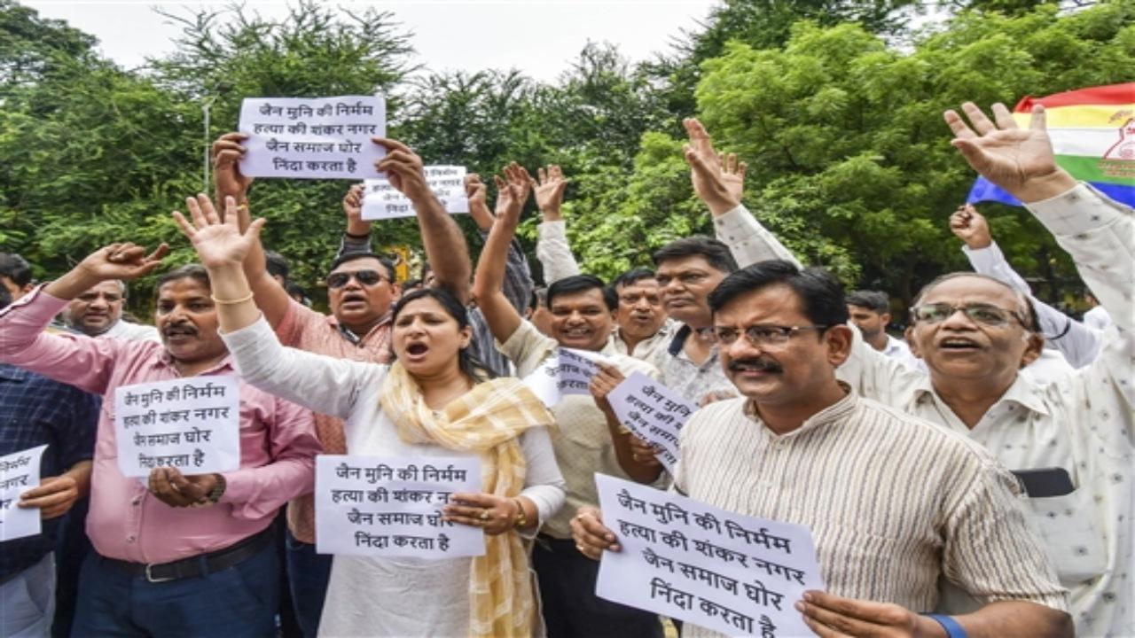The Jain community staged a silent protest at Jantar Mantar in Delhi on July 17, demanding the death sentence for the accused in the murder of Karnataka monk Kamkumar Nandi Maharaj. Photos: ANI/PTI