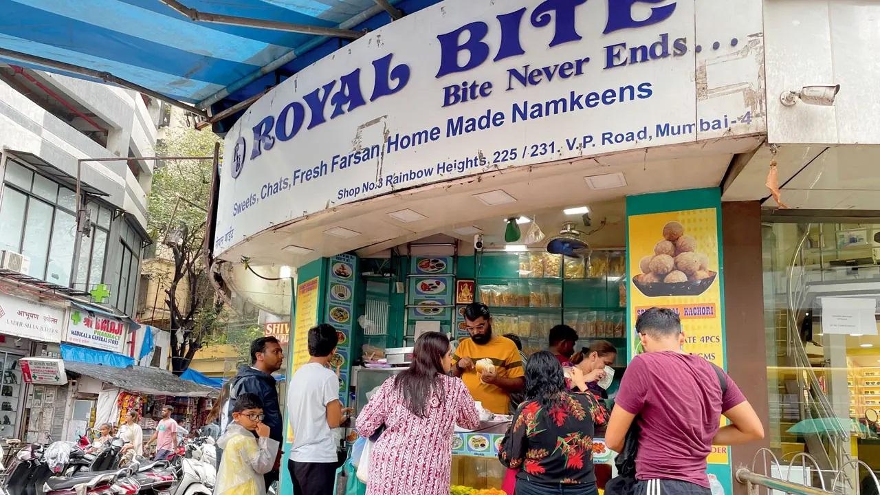 “Many customers who are not Jains, including policemen, stop by often for our vada pav. They cannot believe that we don’t add potato for something like vada pav, and it still tastes good,” Savna shares. She has also recently started a cloud kitchen for Jain food.
At: Royal Bite, Shop No 3, Khotachi Wadi, Girgaum.Call: 9920799407