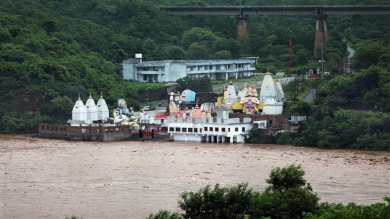 Minor among 8 killed in house collapse as rains wreak havoc in J&K; Amarnath yatra suspended