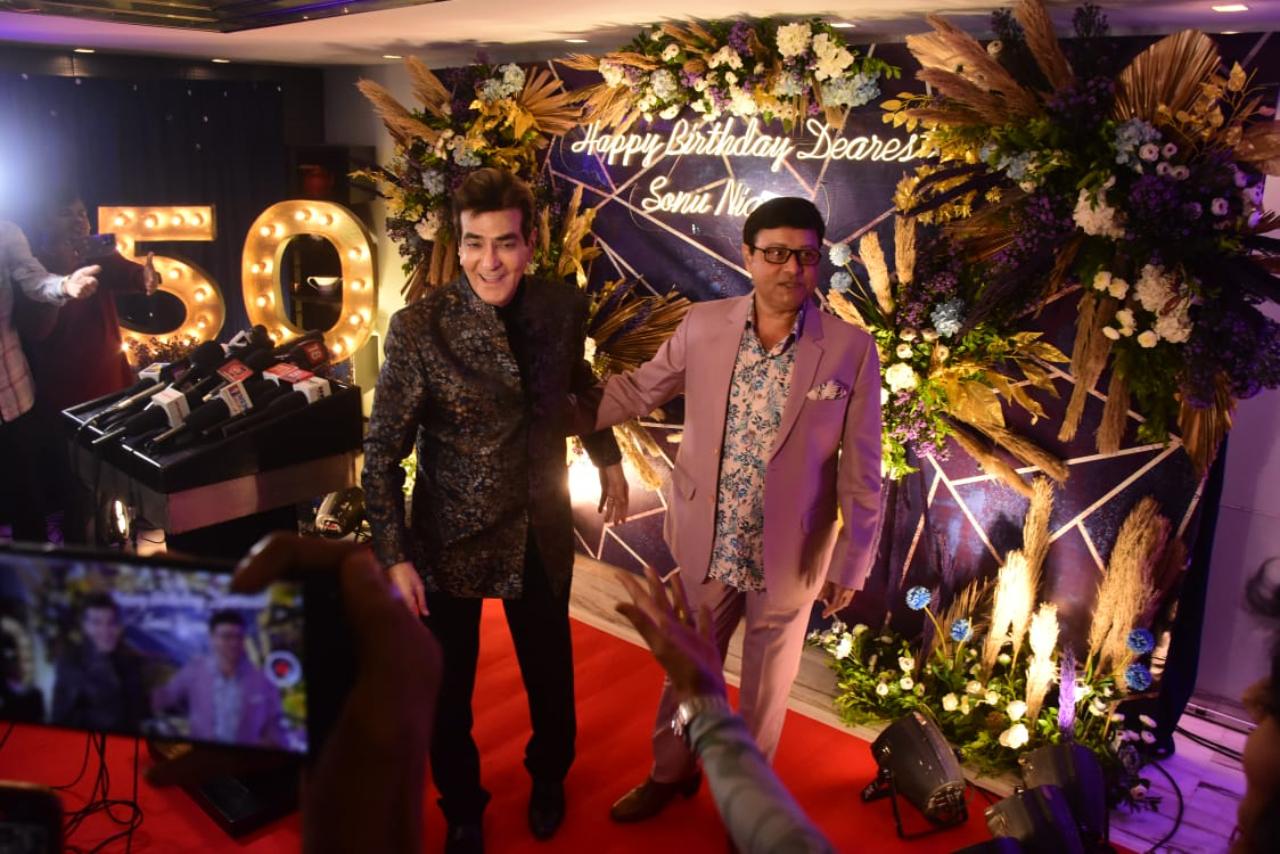 Jeetendra and Sachin Pilgaonkar seem to have been cornered by the paparazzi here (quite literally!) They still seem to be in good spirits though!
