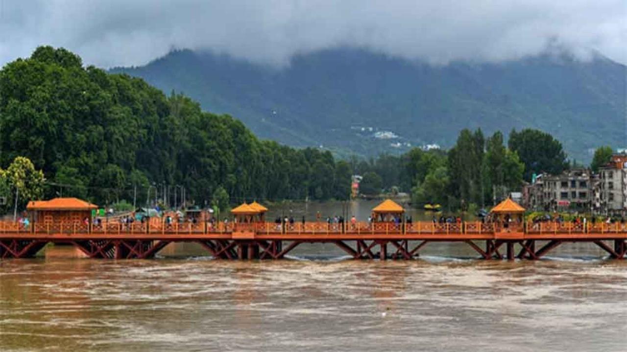 Kashmir heaves sigh of relief as water level recedes in Jhelum