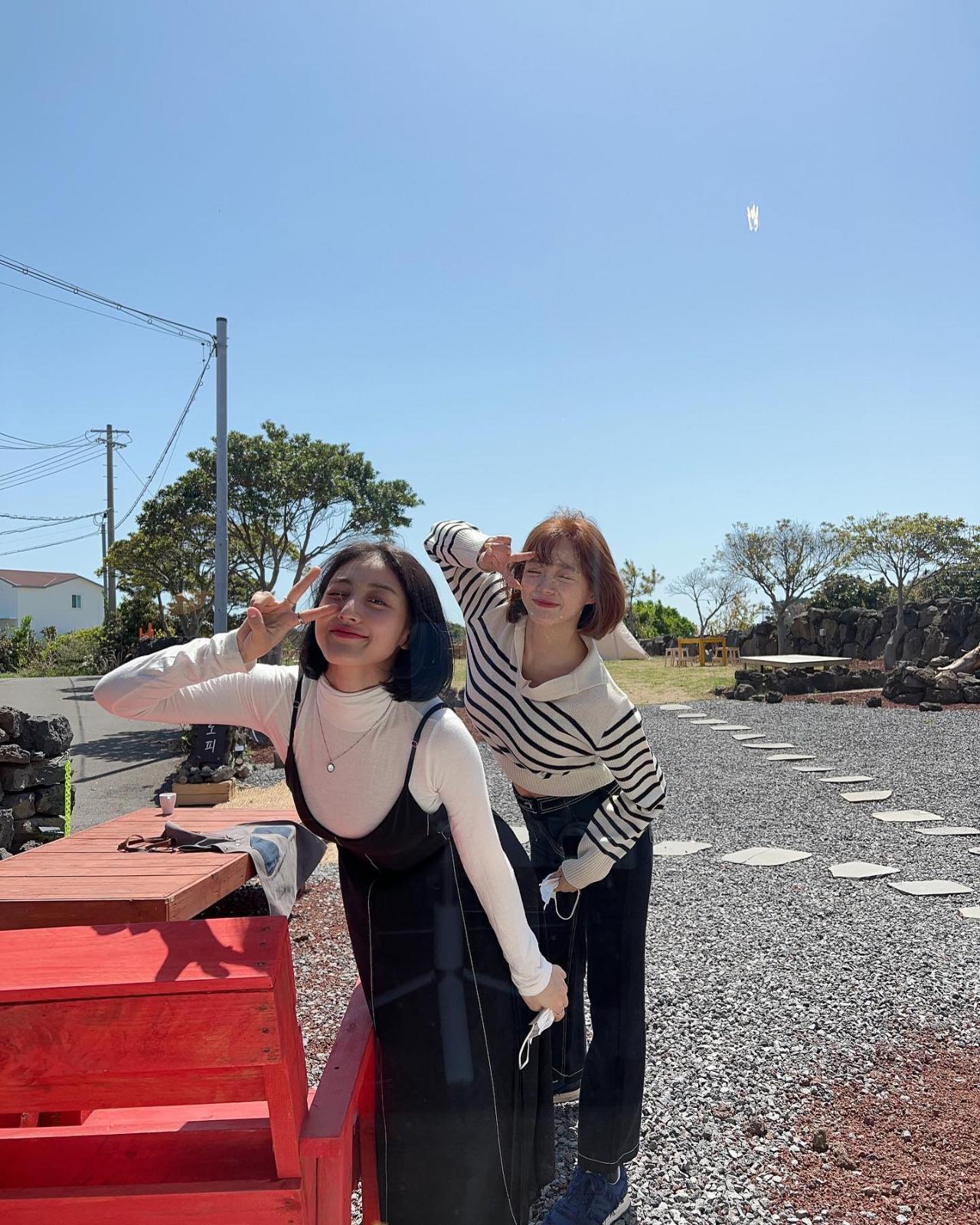 TWICE's Jihyo and Kim Se Jeong 
On April 9, Kim Se Jeong, the singer-actress and ex-Gugudan member, popped up on Instagram to show off her freshly chopped and dyed hair. And guess who was hanging out with her? TWICE's Jihyo! Their snaps together scream 'bestie goals' and she captioned them as 