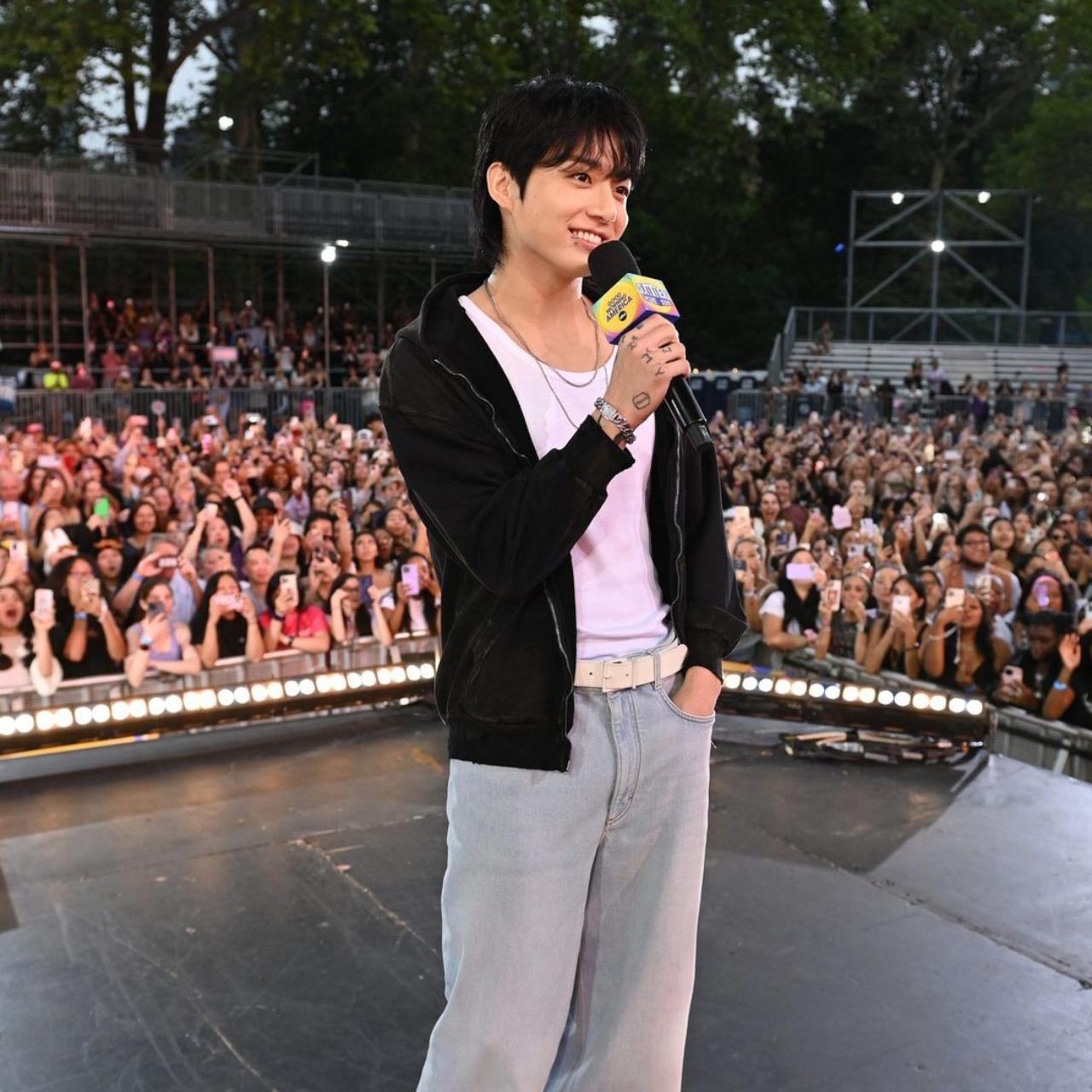 Jungkook endeared himself to his fans even more with his cute 'Good Morning America'! For the soundcheck, he was simpky dressed in a white t-shirt, classic black hoodie and jeans