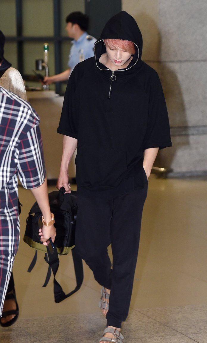 Whatever the weather, Jungkook does love his hoodies. For the icon, fashion and comfort are not separate, they go hand-in-hand! The artist looks all-set for his flight in this unique half-sleeved black hoodie and simple pants
