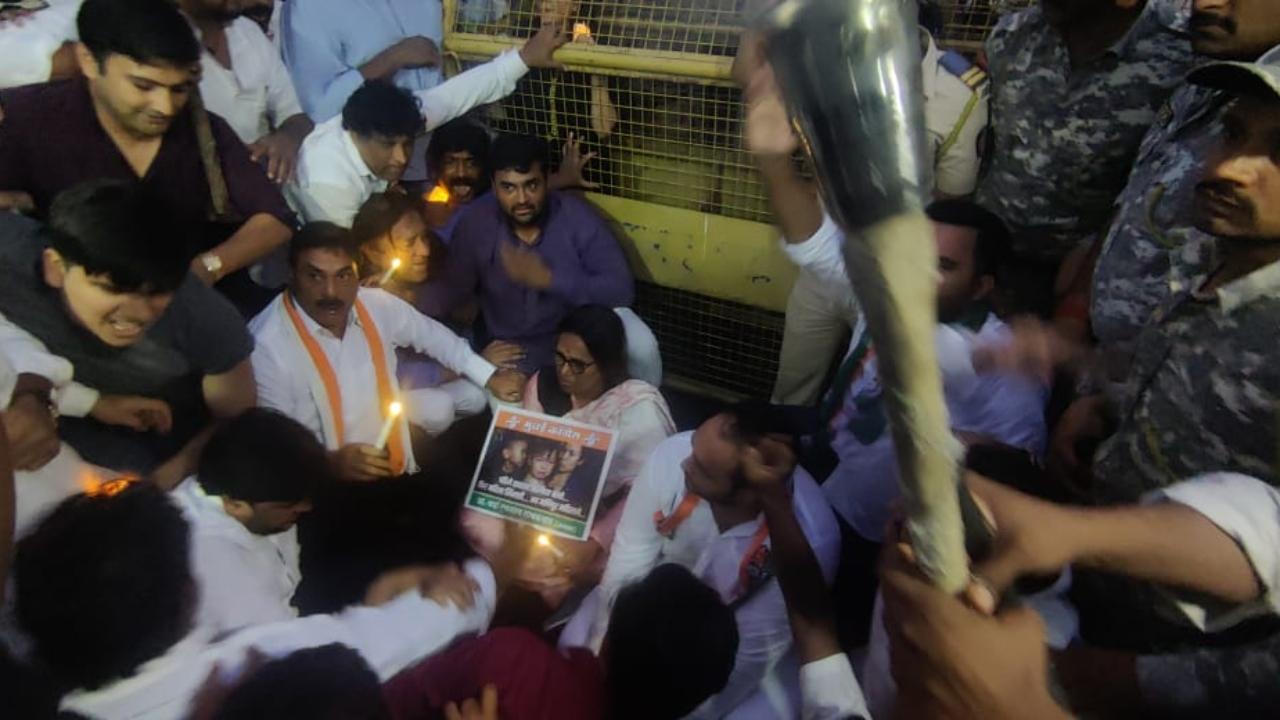 Around 300 Congress workers participated in the march organised by the Mumbai Congress Committee in front of CSMT, an official said
 