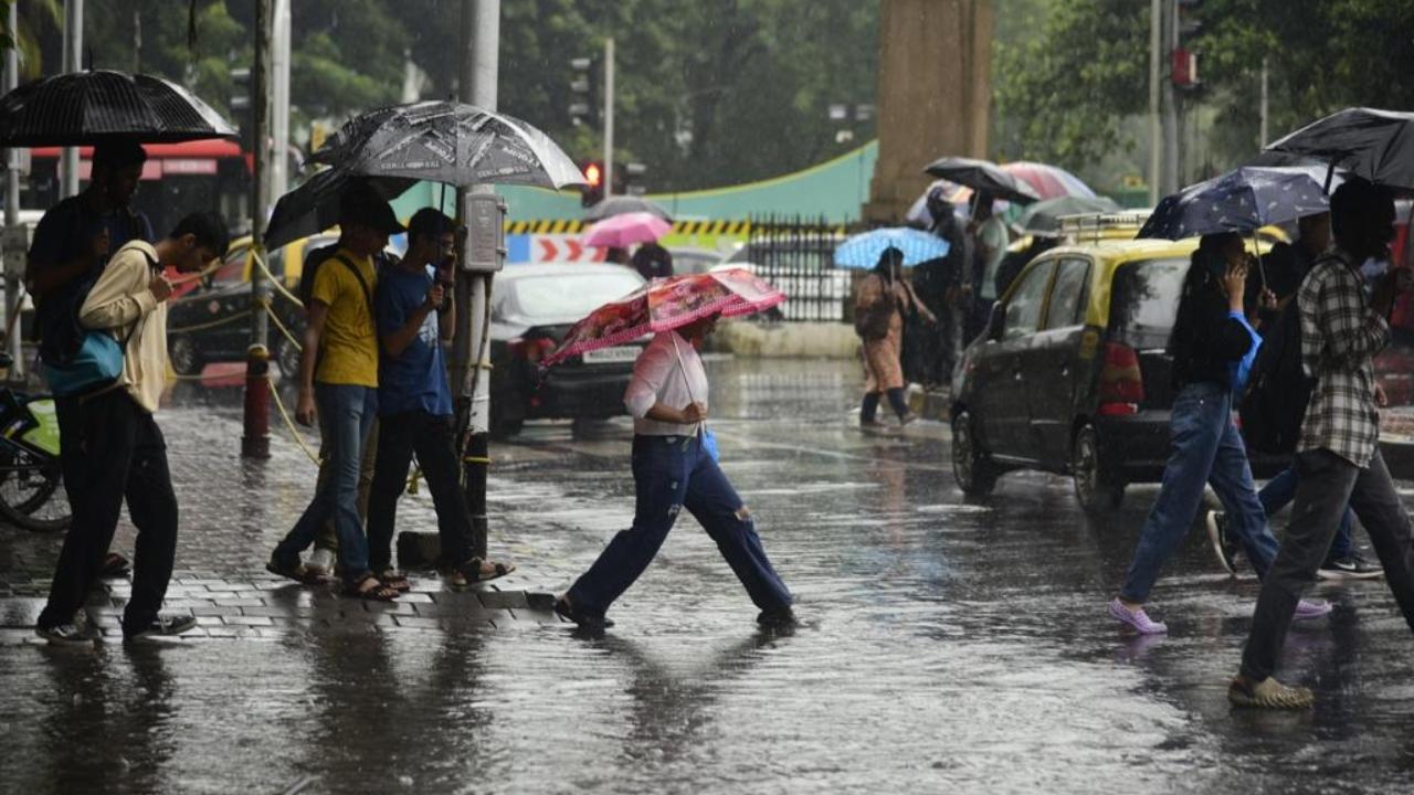 Rains lashed Mumbai and its suburbs on Friday after almost a week of subdued rainfall activity (Pic/Atul Kamble)