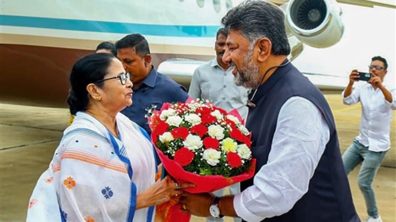 The sources said that opposition parties are keen not to make the 2024 Lok Sabha polls a battle between leaders vs Modi but to keep focus on issues and make it a Modi vs people battle.
In Pic: West Bengal Chief Minister and TMC supremo Mamata Banerjee being welcomed by Karnataka Deputy Chief Minister DK Shivakumar