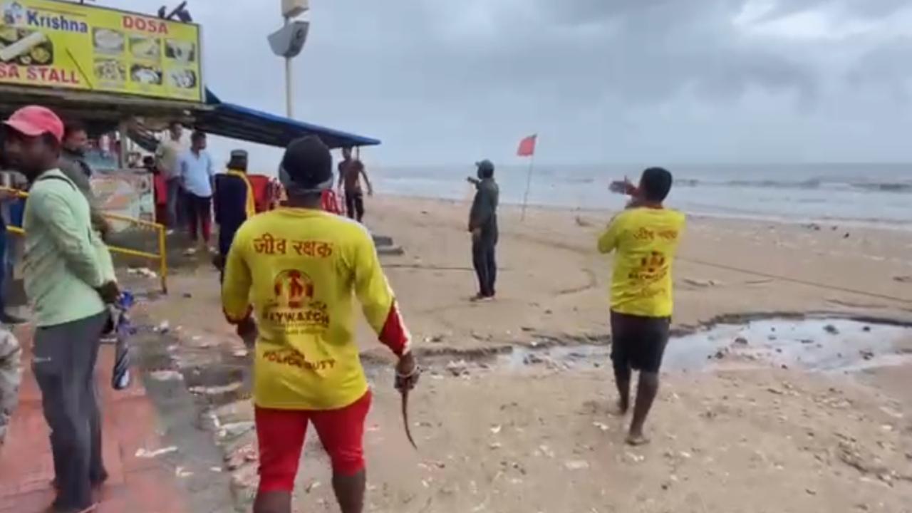 Lifeguards patrol Juhu Beach to keep visitors away from the sea during the high tide. Heavy showers lashed Mahalakshmi, Byculla, Malabar Hill, Matunga, Sion, Bandra, Santacruz, Andheri and some other areas early in the morning