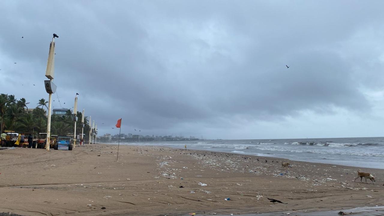 Heavy showers lashed Mahalakshmi, Byculla, Malabar Hill, Matunga, Sion, Bandra, Santacruz, Andheri and some other areas early in the morning, but the rain intensity reduced after 8 am
 