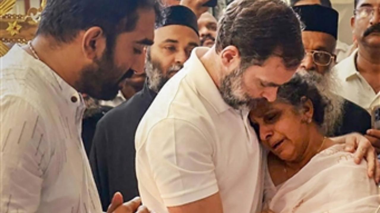 Congress leader Rahul Gandhi offers his condolences to family members of Kerala chief minister Oommen Chandy
 