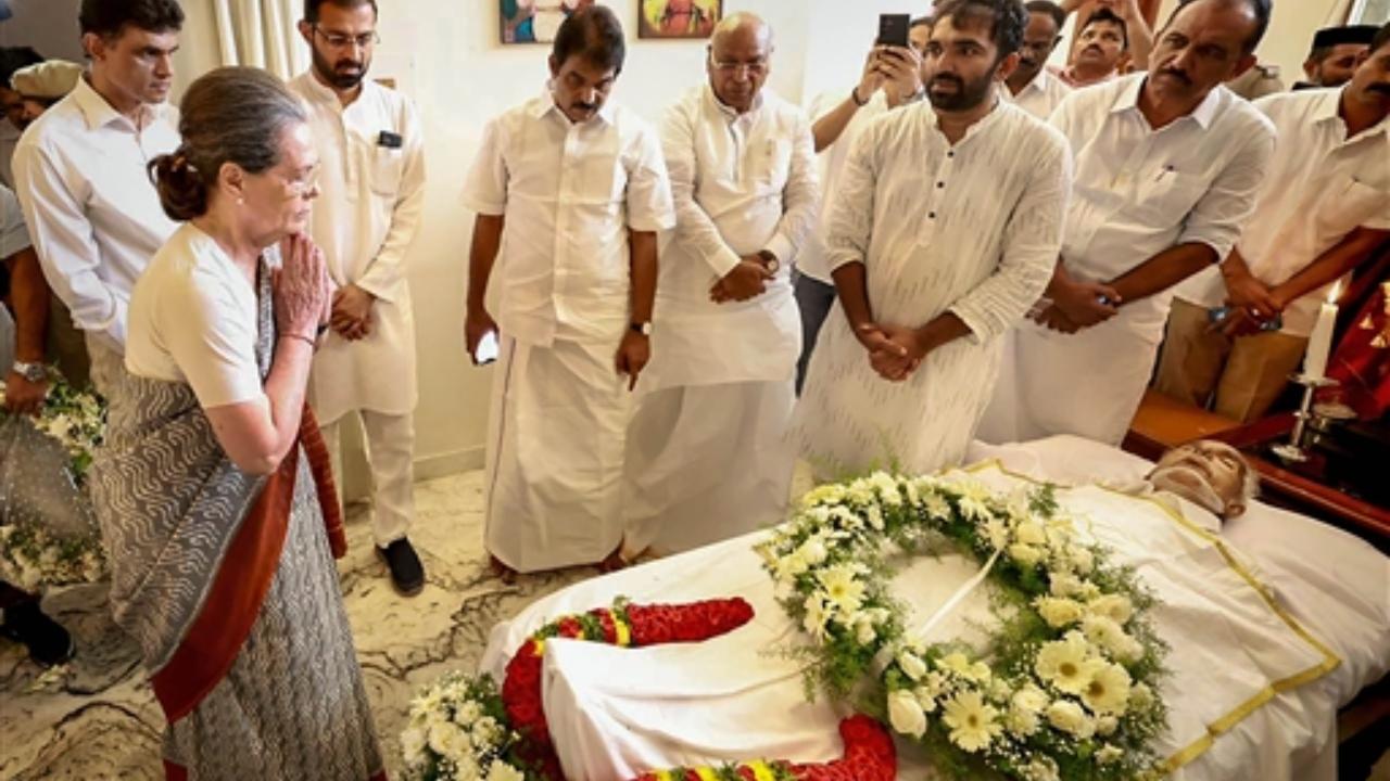 Congress leader Sonia Gandhi pays her last respects to former Kerala chief minister Oommen Chandy
 